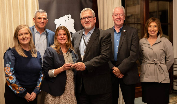 Los ejecutivos de WWP honraron a representantes de CSX con un premio de vidrio.