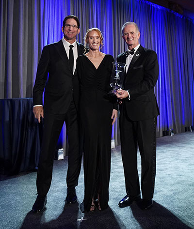 Former NFL All-Pro wide receiver Ed McCaffrey and WWP CEO Walt Piatt present Dawn Halfaker with the Courage Award.