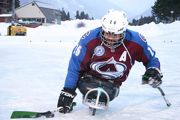 El hockey ayuda a los veteranos a superar los objetivos con la asistencia de Wounded Warrior Project