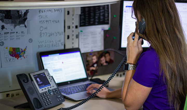 Miembro del equipo de WWP Resource Center respondiendo preguntas por teléfono sobre WWP y sus programas