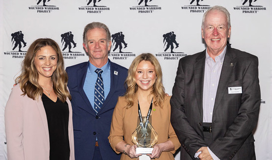 La ejecutiva de Parker's Kitchen, Lauren Burel, sosteniendo el premio WWP, se encuentra entre el personal de WWP, Alexis Long, y el director ejecutivo, Walt Piatt, a la izquierda, y el jefe Chris Needles, a la derecha.
