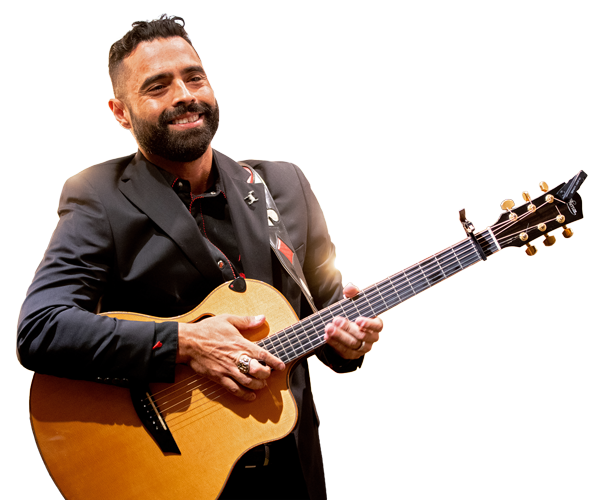 Veterano herido Sal Gonzalez con guitarra sin fondo