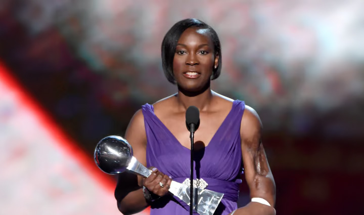 Danielle Green acepta el Premio Pat Tillman por su servicio en los 2015 ESPYs.