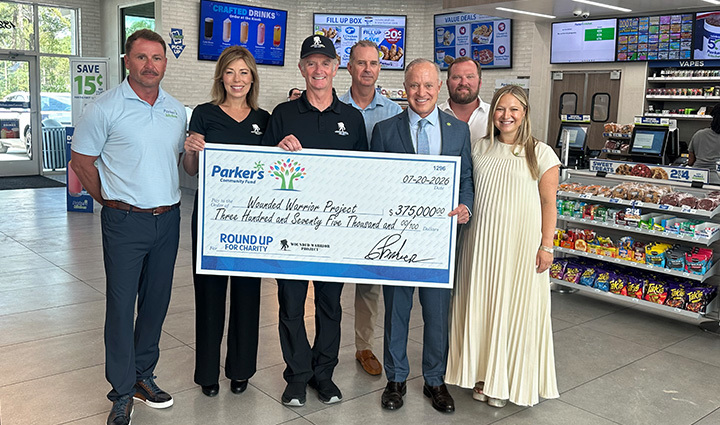 El equipo de Parker's Kitchen entrega a WWP un cheque por $375 mil, recaudado en su campaña de recolección de 2026.