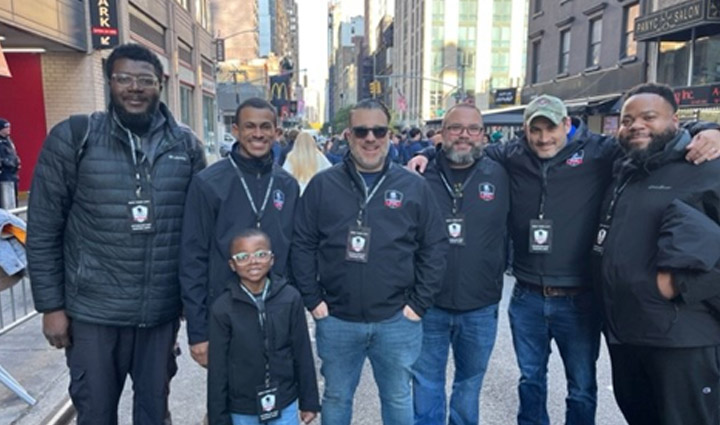 Los empleados de Johnson & Johnson se reúnen en la ciudad de Nueva York para marchar en el desfile del Día de los Veteranos.