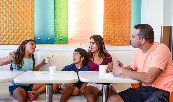 El veterano herido Bill Geiger se sienta en una mesa cerrada con su esposa y sus dos hijos, comiendo yogur helado.