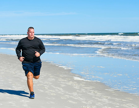 El veterano Josh Wathen corriendo por la playa