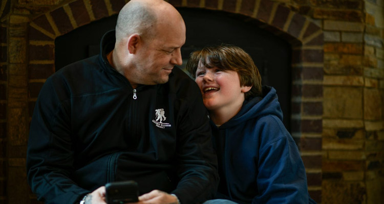 Veterano herido Philip Krabbe y su hijo.