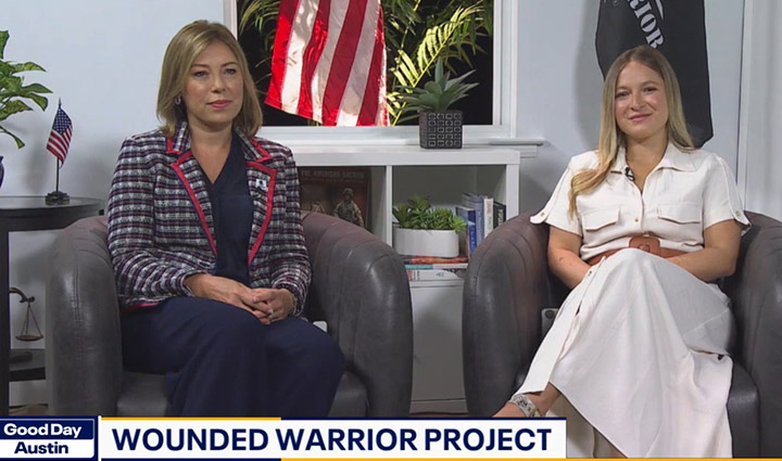 Brea Kratzert Todd de WWP y Olivia Parker de Parker's Kitchen están sentadas en una silla para una entrevista televisiva con WWP y banderas estadounidenses en el fondo.