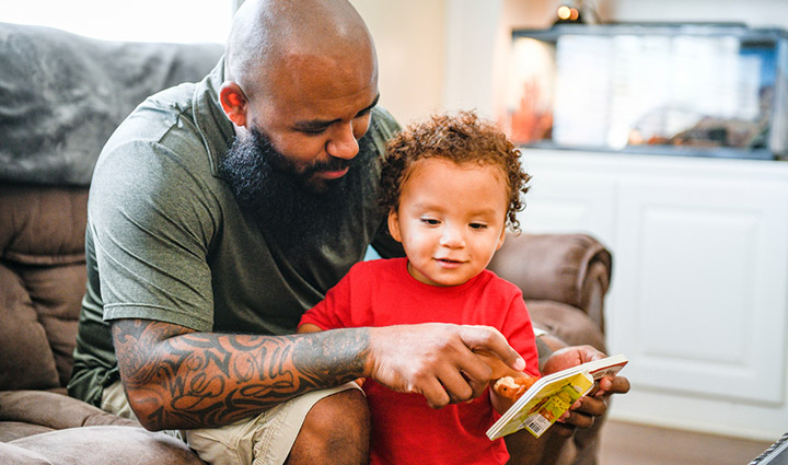 El veterano herido Eric Delion y su hijo.