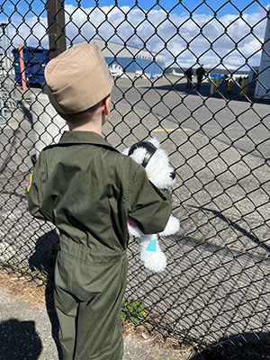 A child says goodbye to his dada who is deploying for the military.