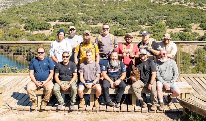 Un grupo de veteranos heridos reunidos para tomarse una fotografía mientras participan en Project Odyssey.