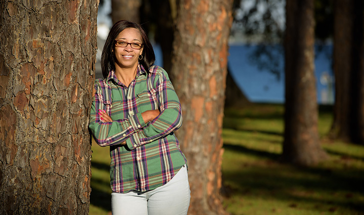 La guerrera herida Lisa Crutch apoyada en un árbol.