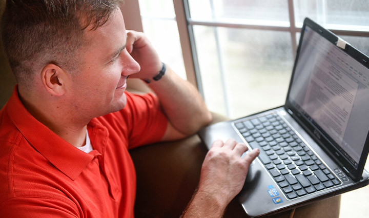 El veterano herido Mike Heller trabaja en su computadora portátil.
