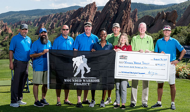 DCP Midstream, un socio corporativo, presenta un cheque de donación a los miembros del equipo de Wounded Warrior Project en el Torneo Nacional de Golf de Caridad de DCP