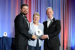 El representante Brownley acepta el premio al Líder destacado de la Cámara en la CABD