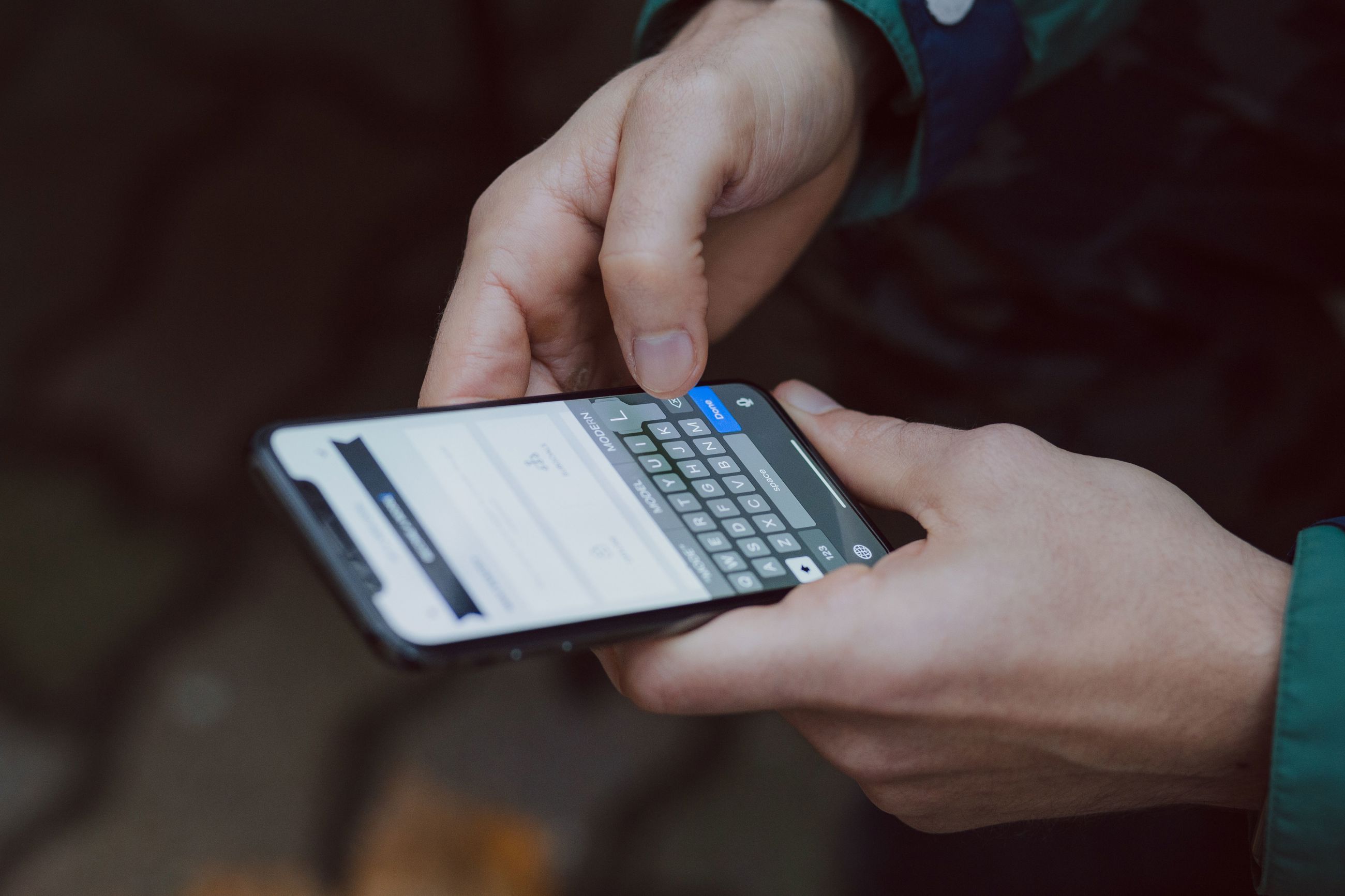 Phone text pexels-jeshoots-4998.jpg