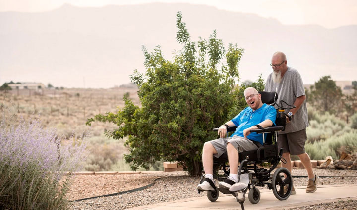 El veterano herido Erik Schei con su padre y su cuidador, Gordon Schei