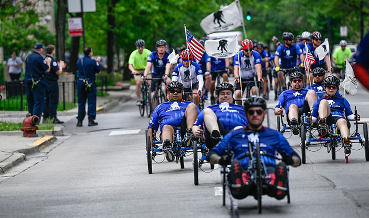 Un grupo de participantes montando bicicletas de carretera y bicicletas de mano durante el Soldier Ride.