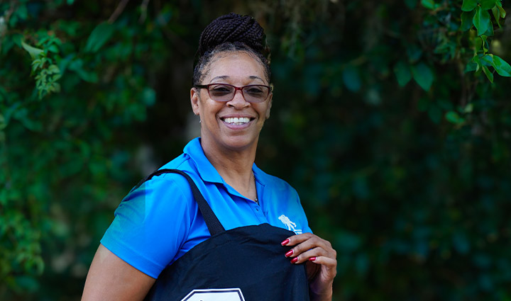 La guerrera herida Lisa Crutch sonríe y viste una camiseta azul de WWP.