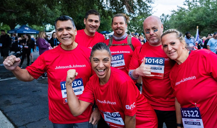 Los empleados de Johnson & Johnson apoyan a Wounded Warrior Project en el Carry Forward 5K en Jacksonville, Florida.