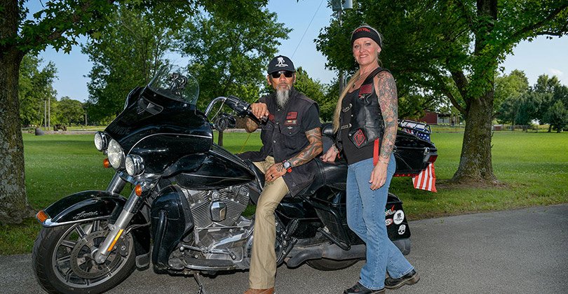 Ray Andalio, veterano herido, junto a su esposa Deedra, en una motocicleta.