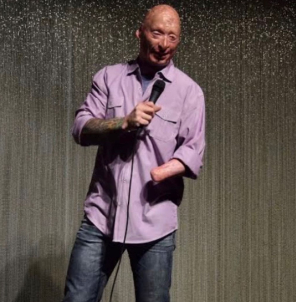 Army veteran Bobby Henline performing.