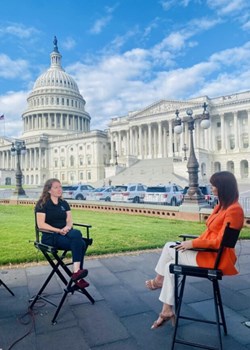 Rana Clark (izquierda), veterana herida, habla sobre los problemas que enfrentan las veteranas con la periodista Melanie Zanona de CNN frente al Capitolio.