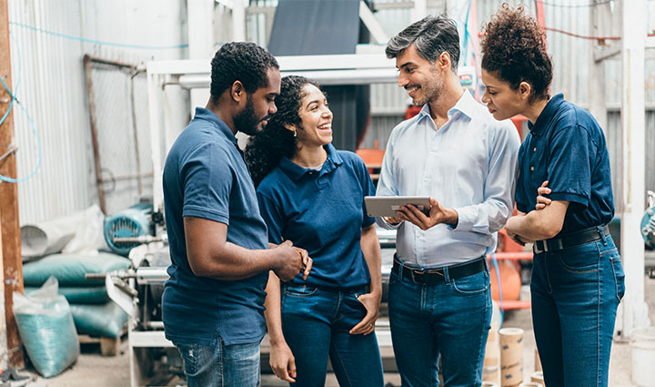 Empleados reunidos para analizar ideas de recaudación de fondos