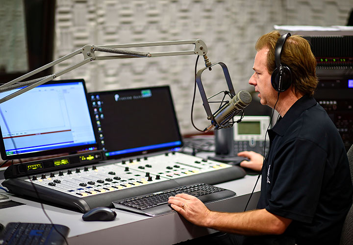 El veterano herido Bill Jones edita audios para un programa radial.