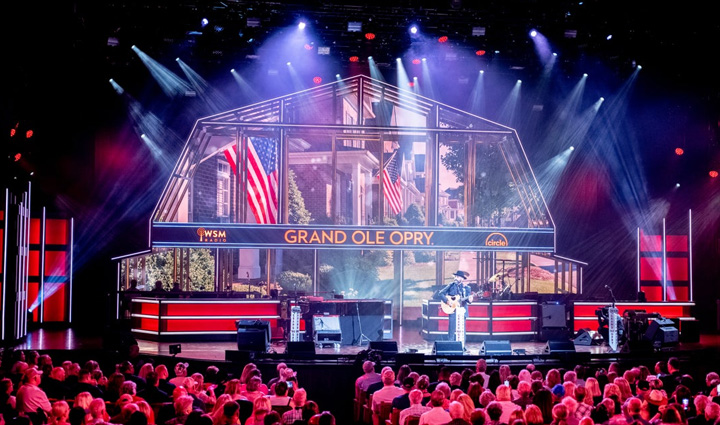 El veterano herido Sal Gonzalez se presenta en el escenario del Grand Ole Opry.