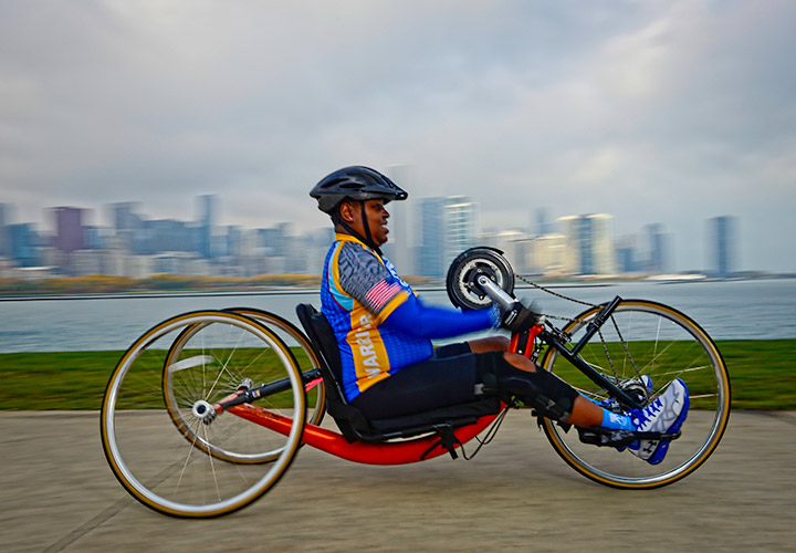 La veterana herida Donna Pratt anda en bicicleta en una bicicleta adaptada mientras usa ropa de Soldier Ride.