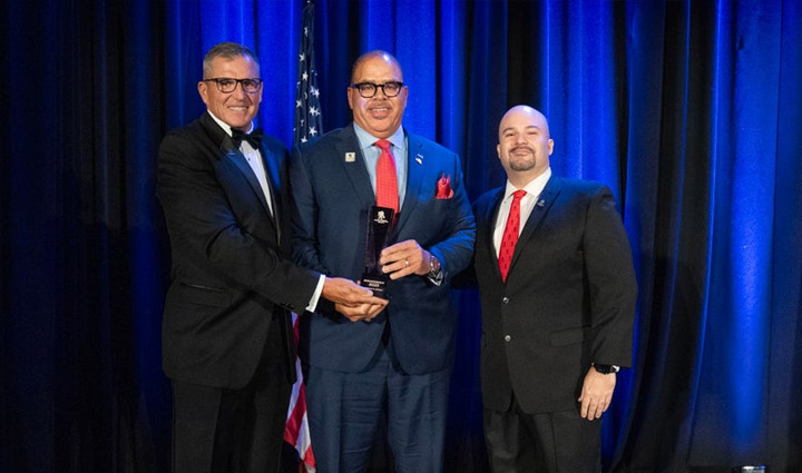 Courtney Billington, Head of J&J’s North America Government Affairs, accepts the WWP Empowerment Award at the 2023 Courage Awards & Benefit Dinner. 